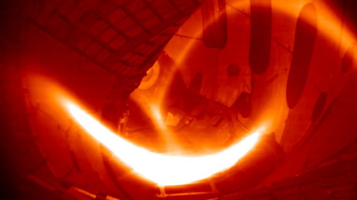 Wasserstoffplasma im Fusionsreaktor Wendelstein 7-X | Bildquelle: IPP Leuchtende Struktur in einer Maschine